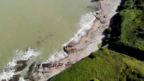 Luftaufnahme-Einer-Küste-Mit-Einem-Leeren-Sandstrand-Und-Wunderschönen-Klippen