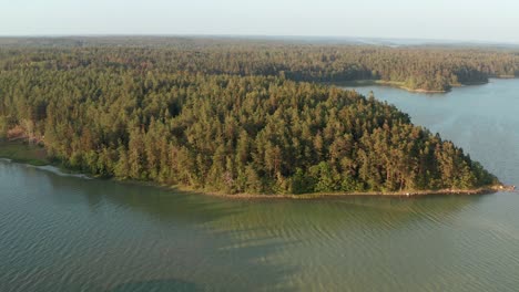 Drohnenaufnahme-Der-Felsigen-Ostseeküste-In-Schweden-Bei-Sonnenuntergang