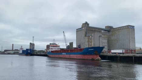 Zeitraffer-Der-Docks-Von-Cork,-Kräne-Entladen-Ein-Frachtschiff