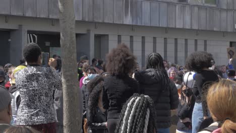 Schwarzes-Mädchen-Mit-Megaphon-Hält-Vor-Einer-Menschenmenge-Einen-Diskurs-über-Den-Protest-Gegen-Black-Lives-Matter