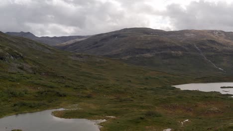 Drohnenaufnahme-Einer-Abgelegenen-Felsigen-Landschaft-Norwegens-Mit-Seen,-Wäldern-Und-Flüssen