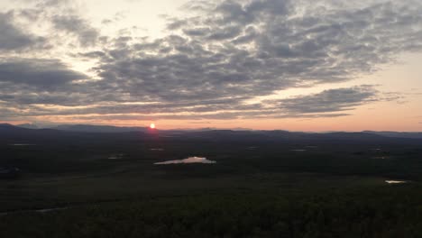 Drohnenaufnahme-Der-Landschaft-Von-Kiruna-Lappland-Bei-Sonnenuntergang-Mit-Bergen-Am-Horizont