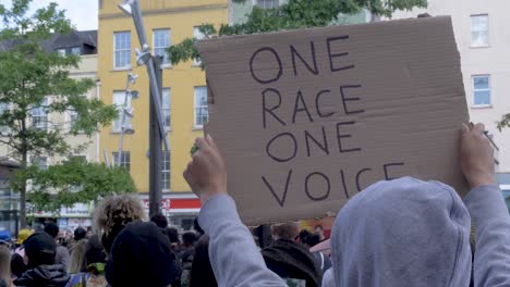 Eine-Person-Erhebt-Ein-One-Race-One-Voice-Zeichen-Auf-Einem-Protest-Gegen-Black-Lives-Matter