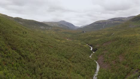 Drohnenaufnahme-Einer-Abgelegenen-Felsigen-Landschaft-Norwegens-Mit-Seen,-Wäldern-Und-Flüssen