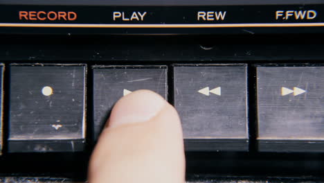 Ein-Finger-Drückt-Einige-Tasten-Auf-Einem-Alten-Retro-Vintage-Kassettenrekorder:-Wiedergabe,-Rücklauf,-Schneller-Vorlauf,-Stopp