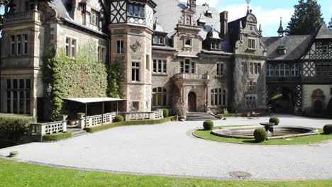 Beautiful-Castle-Park,-Rauischholzhausen-Castle