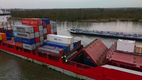 Nahaufnahme-Von-Containern,-Die-In-Einem-Frachtschiff-Transportiert-Werden,-Während-Sie-Ein-Industrieschiff-überqueren