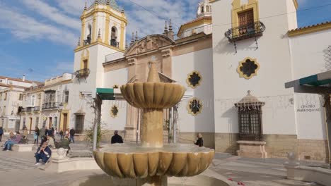 Vista-De-La-Fuente-Y-La-Iglesia-Parroquial-De-Nuestra-Señora-Del-Socorro-En-Ronda,-España