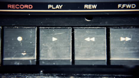 Ein-Finger,-Der-Die-Tasten-Eines-Alten-Retro-Vintage-Kassettenrekorders-Drückt