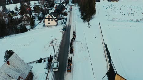 Touristische-Drohnen-Luftaufnahme-Einer-Pferdeschlittenfahrt-In-Den-Polnischen-Bergen-Im-Winterschnee