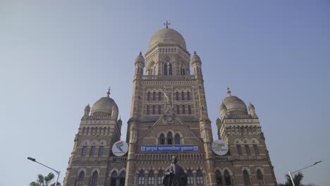 El-Edificio-De-La-Corporación-Municipal-De-Brihanmumbai-En-Mumbai-Con-La-Estatua-De-Sir-Pherosha-Mehta-En-Frente,-India