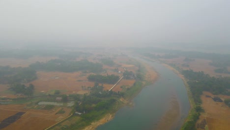 Eine-Luftaufnahme-Des-Flusses-Surma-An-Einem-Nebligen-Wintertag-In-Einer-Panoramalandschaft
