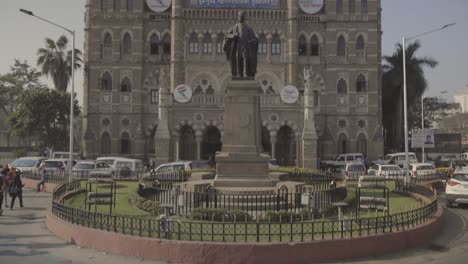 The-Brihanmumbai-Municipal-Corporation-office-Building-in-Mumbai-with-Sir-Pherosha-Mehta-statue-in-front,-Tilt-down-shot