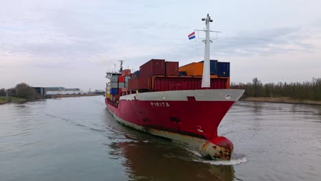 Riesiges-Containerschiff,-Voll-Beladen-Mit-Fracht,-Das-Auf-Einem-Der-Kanäle-Von-Zwijndrecht-Landeinwärts-Fährt