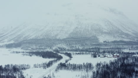 Vista-Aérea-De-Drones-Del-Espectacular-Paisaje-Invernal-Sobre-El-Círculo-Polar-ártico-En-Noruega