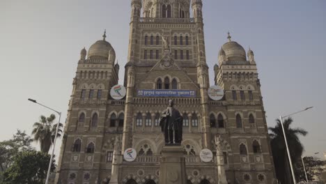 El-Edificio-De-Oficinas-De-La-Corporación-Municipal-De-Brihanmumbai-En-Mumbai-Con-La-Estatua-De-Sir-Pherosha-Mehta-En-Frente,-India