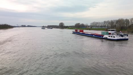 Luftaufnahme,-Die-Sich-Auf-Das-Smart-Barge-Containerschiff-Zubewegt,-Das-Durch-Den-Kanal-Von-Zwijndrecht,-Niederlande,-Fährt