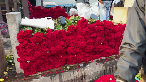 Eine-Große-Anzahl-Von-Rosensträußen,-Die-Auf-Dem-Größten-Blumenmarkt-In-Bangalore-Zum-Verkauf-Angeboten-Werden