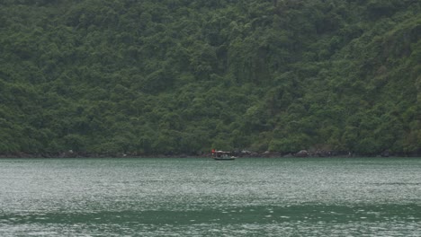 Ein-Blick-Auf-Die-Bucht-Von-Ha-Long-In-Vietnam-Mit-Einem-Traditionellen-Vietnamesischen-Fischerboot-In-Der-Ferne