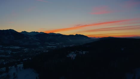 Atemberaubender-Sonnenuntergang-Mit-Buntem-Himmel-Im-Winter---Drohnen-Luftaufnahme-Der-Schneelandschaft