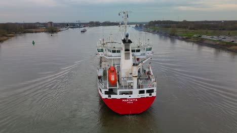 Luftaufnahme-Des-Leeren-Containerschiffs-Marjatta,-Das-Durch-Den-Binnenkanal-Fährt