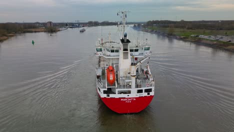 Vista-Aérea-Del-Buque-Portacontenedores-Vacío-Marjatta-Navegando-Por-El-Canal-Interior