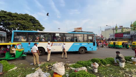 Eine-Aufnahme-Von-Polizisten,-Die-Versuchen,-Den-Verkehr-Auf-Den-Belebten-Straßen-Von-Bangalore-Zu-Kontrollieren