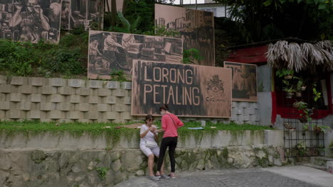 Weibliche-Touristen-Machen-Erinnerungen-An-Der-Petaling-Street-In-Kuala-Lumpur