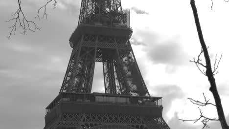 Ikonischer-Eiffelturm-In-Zeitlosem-Schwarz-Und-Weiß-Vor-Bewölktem-Himmel-In-Paris,-Frankreich