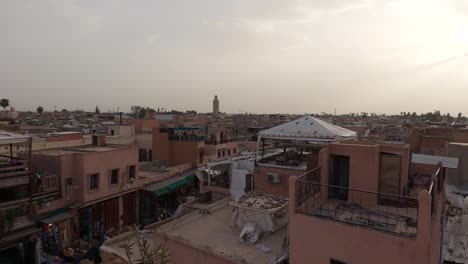 Panorámica-De-Gran-ángulo,-Paisaje-Urbano-De-Los-Tejados-Y-La-Ciudad-Vieja-De-Marrakech,-Marruecos