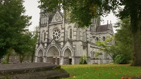 Time-Lapse-of-Saint-Fin-Barres-Kathedrale-Time-Lapse,-Cork-Front-View