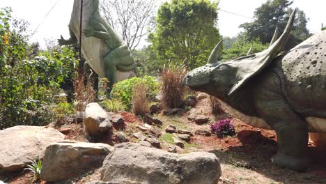 Dinosaurier-Styracosaurier,-Styracosaurus-Albertensis-Modell-Im-Zoologischen-Park-Bannerghatta