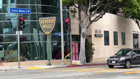 Coches-Circulando-Por-El-Bulevar-Santa-Mónica-Con-Señales-De-Tráfico-De-Beverly-Hills.