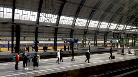 Los-Viajeros-En-El-Andén-Esperando-El-Tren-En-La-Estación-Central-De-Amstadam