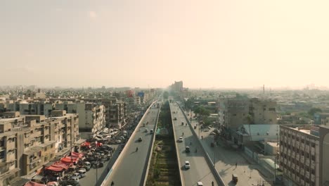 Luftaufnahme-über-Die-Straße-Shahrah-e-Pakistan-In-Karatschi