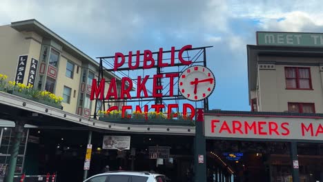 Pike-Place-Market-Edificio-Exterior-Con-Cartel-En-Seattle