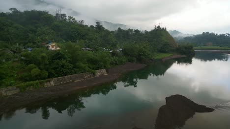 Reflejos-De-Espejo-En-El-Río-Poco-Profundo-Cerca-De-La-Aldea-Rural-En-Catanduanes,-Filipinas