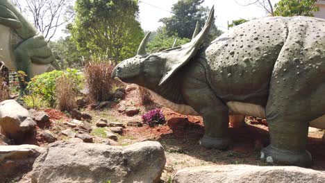 Themenpark-Dinosaurier-Styracosaurier,-Modell-Styracosaurus-Albertensis-Im-Zoologischen-Park-Bannerghatta