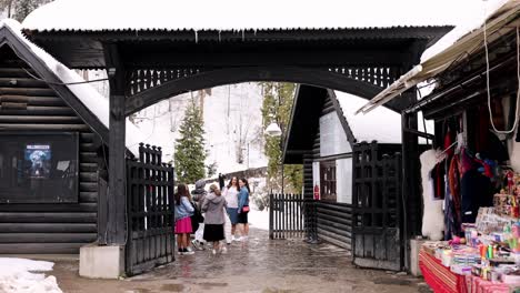 Turistas-Que-Visitan-El-Casco-Antiguo-De-Bran-Durante-El-Invierno-En-El-Condado-De-Brasov,-Transilvania,-Rumania