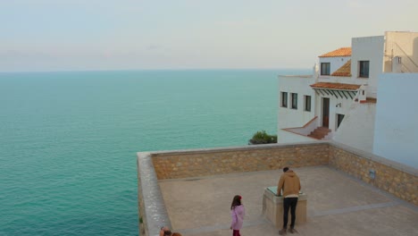 Impresionantes-Vistas-De-La-Costa-Del-Mar-De-Peñíscola-Y-Turistas-Apreciando-La-Vista-Desde-El-Pueblo-De-Castellón,-España.