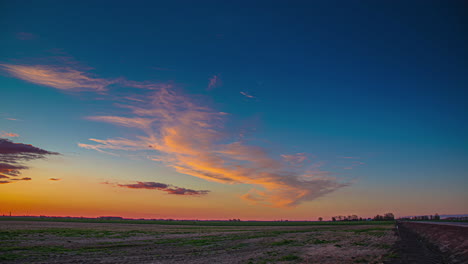 Wolken-Ziehen-Bei-Sonnenuntergang-Schnell-über-Ländlicher-Landschaft
