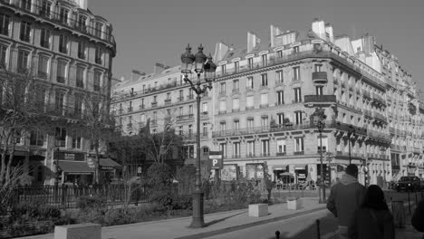 Historische-Straßenlaterne-Mit-Haussmann-Architektur-Im-Hintergrund-In-Paris,-Frankreich