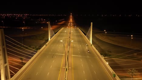 Vista-Aérea-Del-Paso-Elevado-De-La-Autopista-Por-La-Noche-En-La-Ciudad-De-Bahria,-Karachi