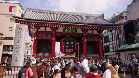 Puerta-Del-Templo-De-Asakusa-Y-Sensoji-Mientras-Los-Turistas-Regresan-A-Japón