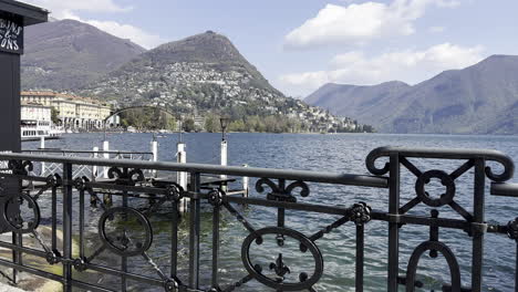 Vista-Estática-Desde-La-Barandilla-Del-Muelle-De-La-Orilla-Del-Lago-Lugano