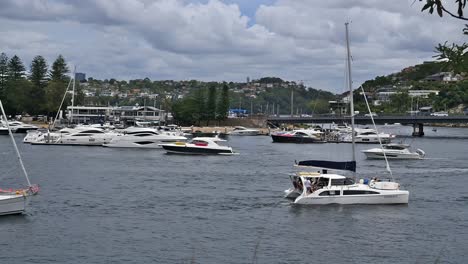 Ein-Typischer-Tag-An-Einem-Abschnitt-Des-Ruhigen-Strandes-Von-Clontarf-Im-Norden-Von-Sydney,-New-South-Wales,-Australien,-Mit-Ruhigem-Wasser-Und-Ansässigen-Booten