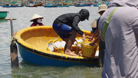 Los-Pescadores-De-Mui-Ne-Descargan-Cestas-Con-Capturas-Frescas-De-Los-Barcos-De-Cestas.