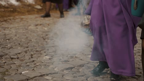 La-Religión-Ceremonial-Actúa-Con-Incienso-Durante-Semana-Santa,-Procesiones-Del-Domingo-De-Pascua-En-Antigua,-Guatemala