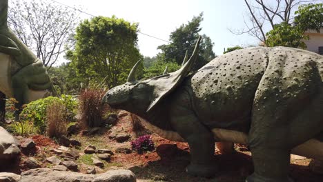 Dinosaurier-Styracosaurier,-Styracosaurus-Albertensis-Modell-Im-Zoologischen-Park-Bannerghatta