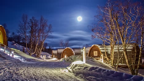 Snowhotel-Kirkenes-Con-Nieve-En-La-Noche-Con-Luna-Brillante-Y-Nubes-En-Movimiento-Timelapse